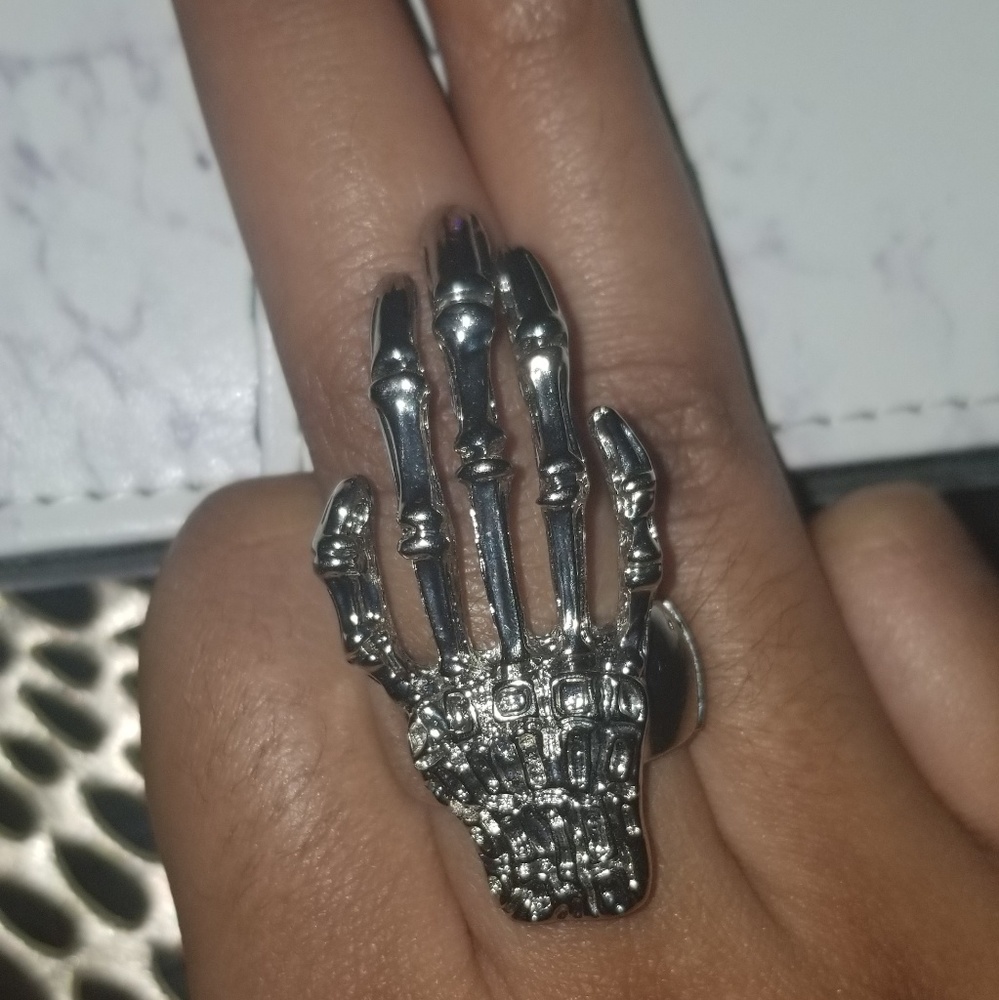 Skeleton hand ring - Picture 2 of 4
